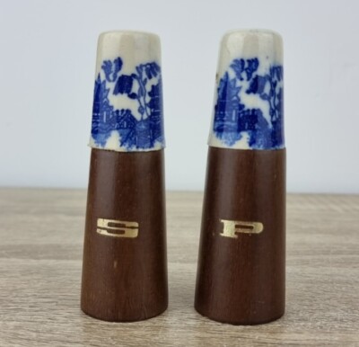 Salz und Pfefferstreuer Set Keramik und Holz blau und weiß Vintage