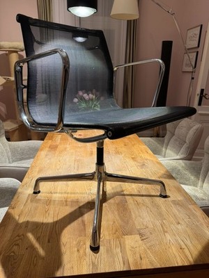 Vitra EA 107 Eames Alu Chair Konferenzstuhl schwarz Netzbezug - Designklassiker