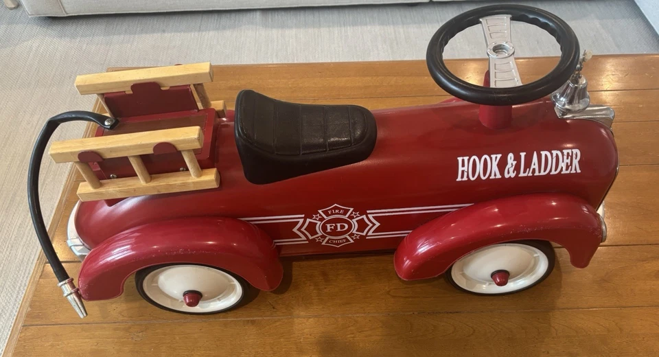 Camión retro HOOK & LADDER Jefe de Bomberos Escalera No.891 Metal Ride On de Schylling Foto 3 de 4