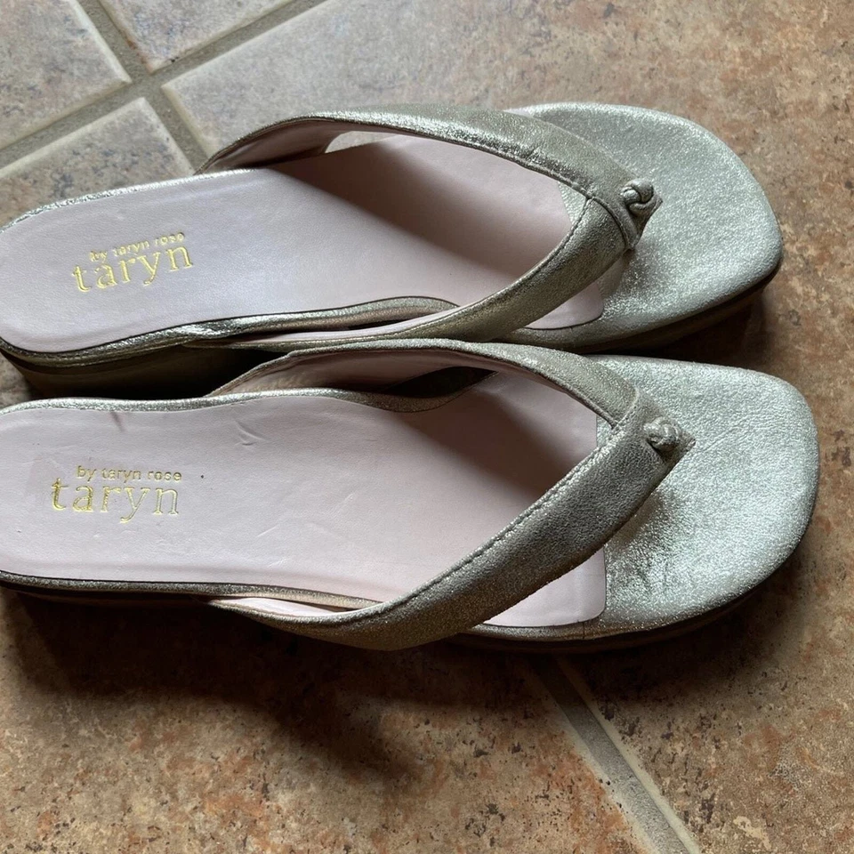 Sandalias chanclas Taryn Rose “Tara” oro metálico talla 9-1/2 Foto 3 de 4