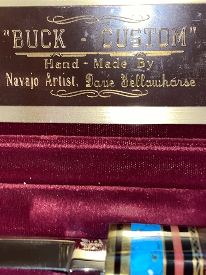 Cuchillo Buck de hoja fija David Yellowhorse personalizado 102 caballo (mustang)-caja de madera Foto 2 de 4
