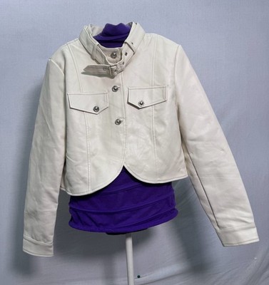 YC Studio weiße Kunstleder Cropped Jacke mit Schnallenkragen
