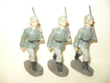 3 VINTAGE UNMARKED MARCHING SOLDIERS - 7.5cm / Style 1