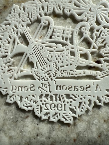 Opelle Corning Collectibles White Glass Etched Christmas Wreath Instruments 1992 - Bild 7 von 13