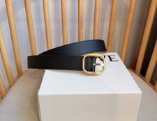 LOEWE's latest belt features soft grained cowhide and smooth cowhide.