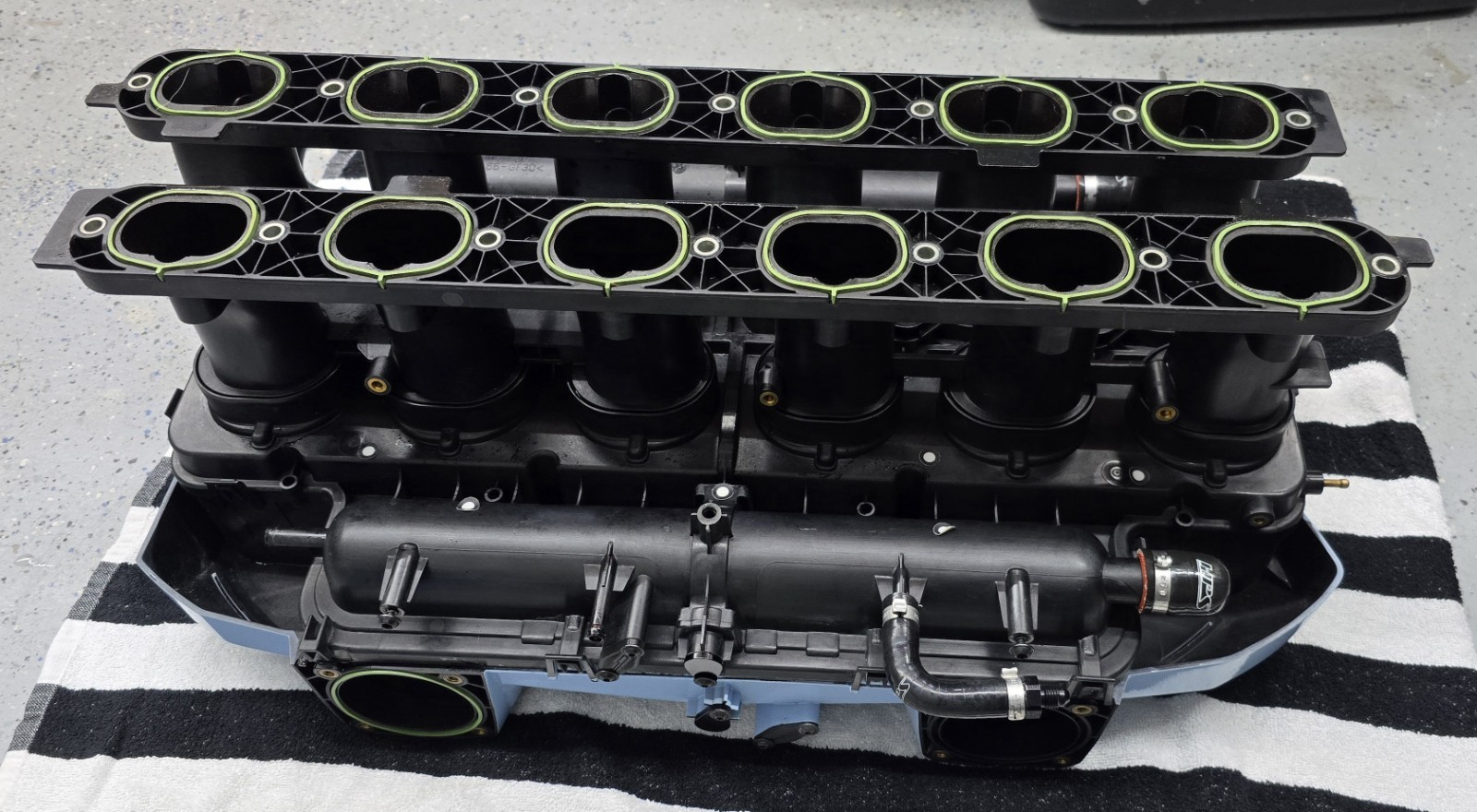 07M133151J Lamborghini INTAKE MANIFOLD Aventador Engine  07M103927K Carbon 66