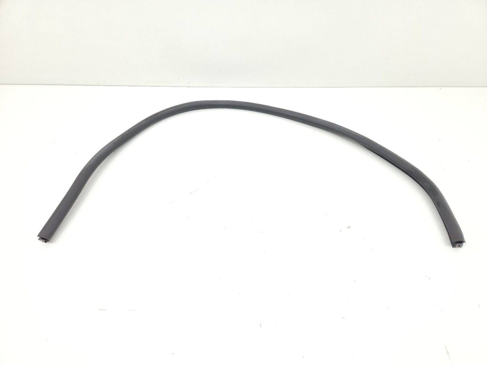 2015-2017 MCLAREN 675LT FRONT LEFT SIDE DOOR RUBBER WEATHERSTRIP STRIP SEAL OEM