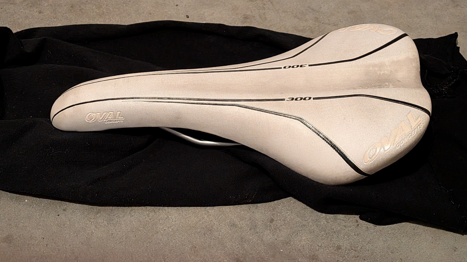 Oval Concepts (Fuji) 300 Road Bike Saddle White