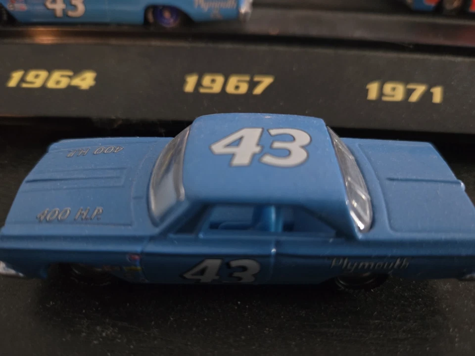 Richard Petty 7x Cup Champion 1:64 7 Car & Hauler Set 50 Aniversario Foto 3 de 4