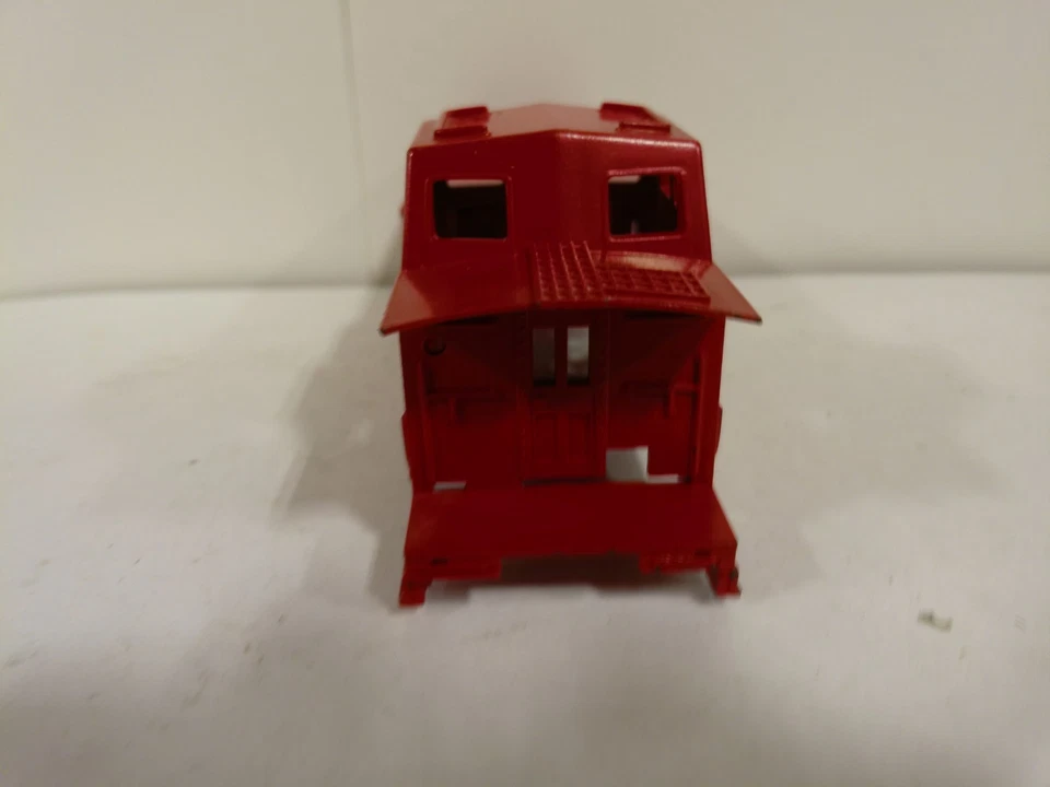 ORIGINAL AMERICAN FLYER  RED BAY WINDOW CABOOSE BODY DAMAGED - Image 4 of 4