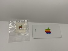 Targhetta bagaglio e spilla bavero logo computer multicolore vintage Apple Macintosh arcobaleno