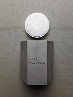 TOM DIXON Mittelgroßer sechseckiger Kerzenhalter & Deckel aus Legierung NEU Silber grob gegossen 1von3