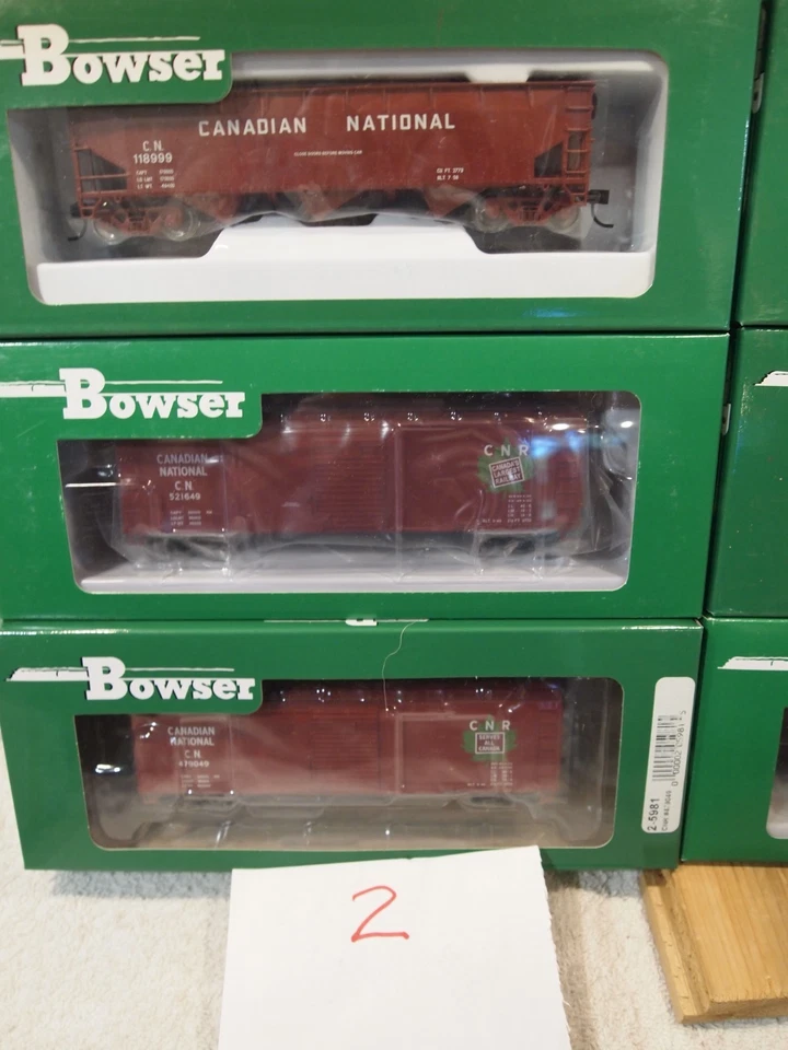 BOWSER  CANADIAN NATIONAL  3-70t OFFSET OPEN HOPPER, 3-DIFF 40ft. BOX CARS  CN2 - Image 3 of 4