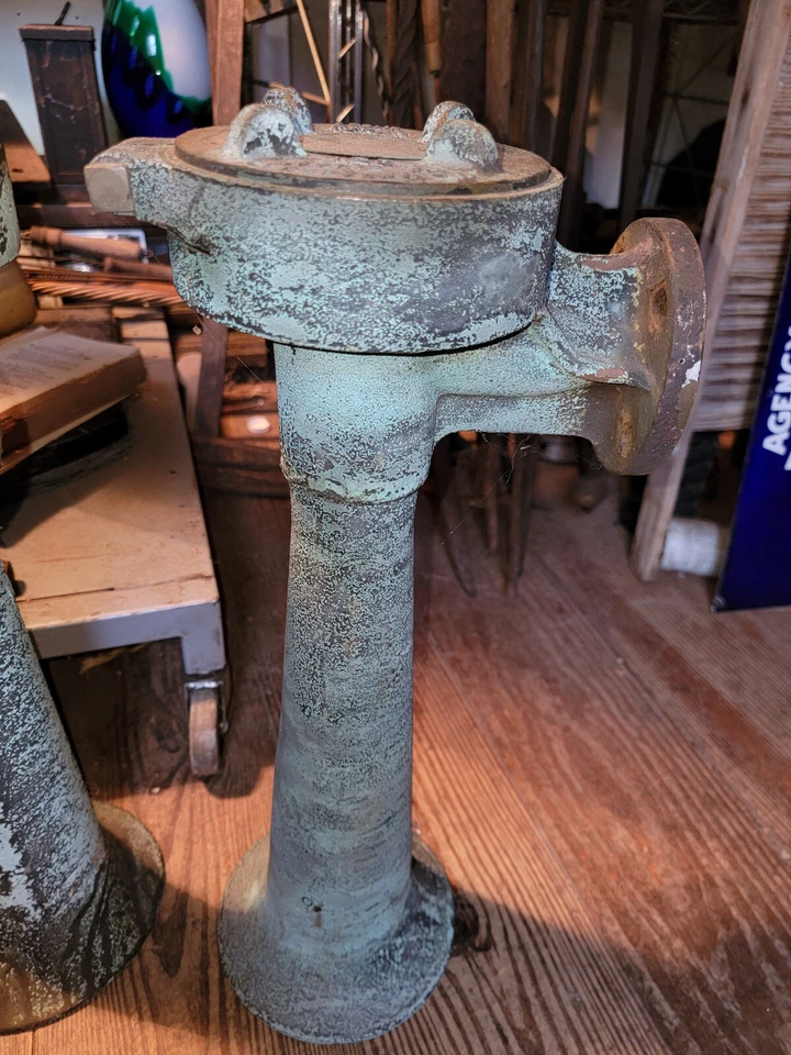 Un par de bocinas de locomotora Leslie Tyfon 125 vintage con hermosa pátina Foto 4 de 4