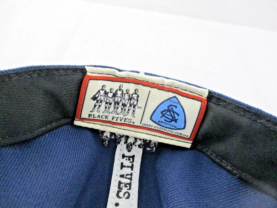 Boné/chapéu AMERICAN NEEDLE bordado PRETO CINCO ABA PLANA 7-3/8 AZUL NOVO etiqueta - Imagem 4 de 4