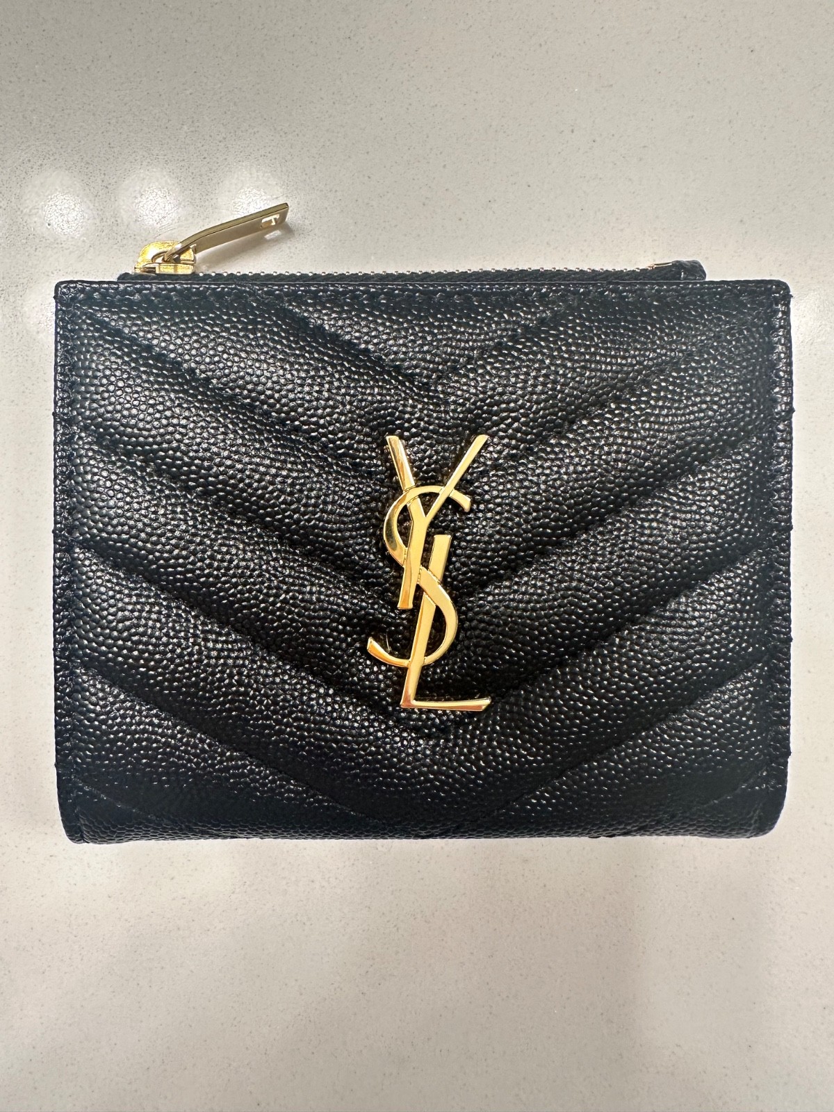 Portafoglio YSL Saint Laurent in pelle con zip trapuntata e grana