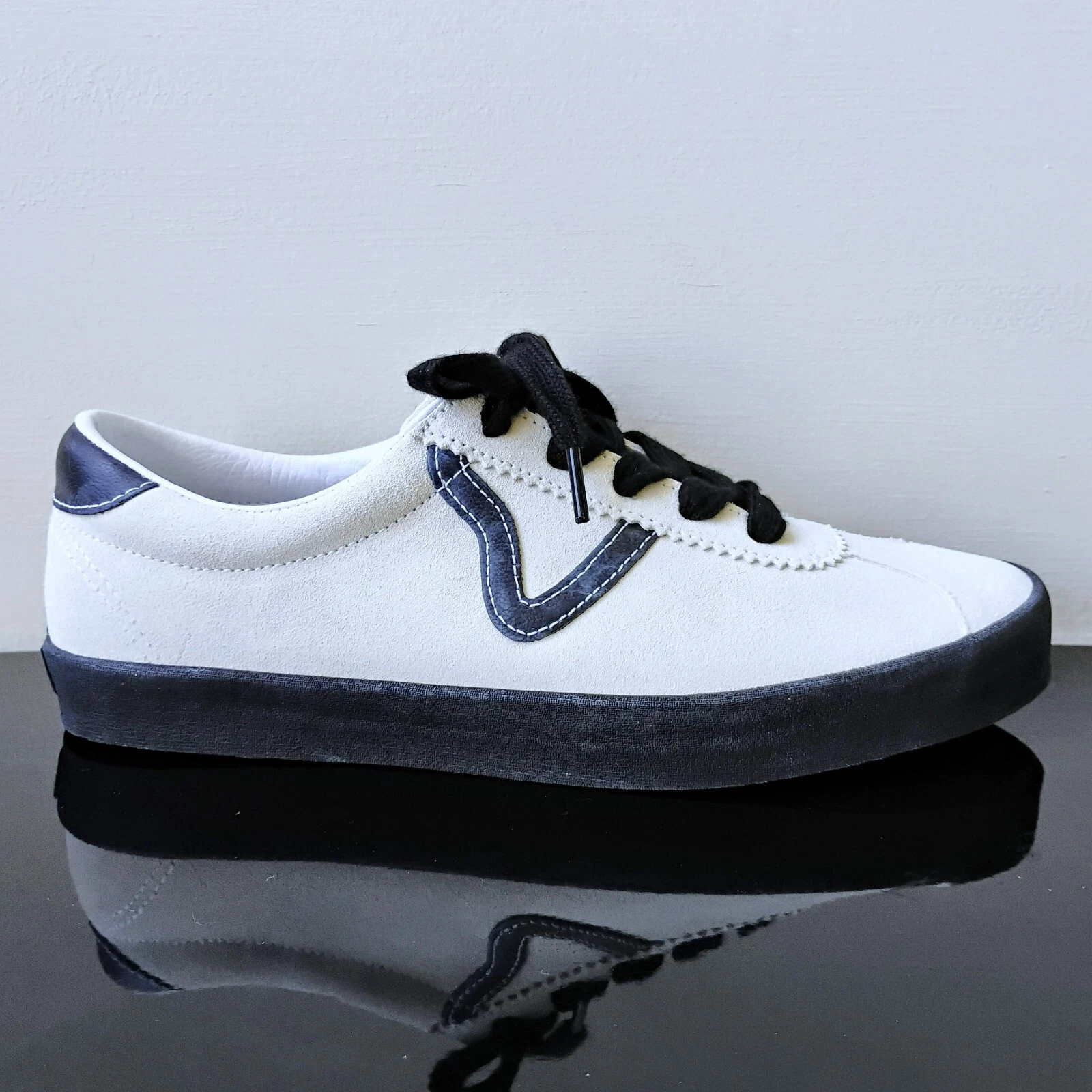 Vans Sneaker Uomo Sportiva Bassa Scamosciata in Camoscio Semplice e Cool Bianco Nero