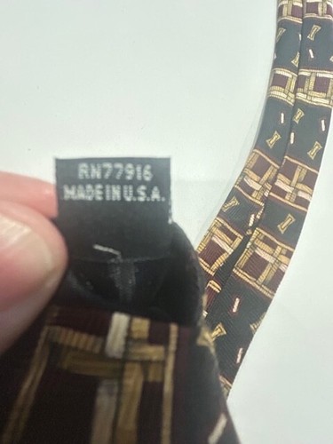 Surrey Mens 100% Silk Tie Geometric Pattern Black Gold Maroon 56" x 3.75" - Picture 4 of 6