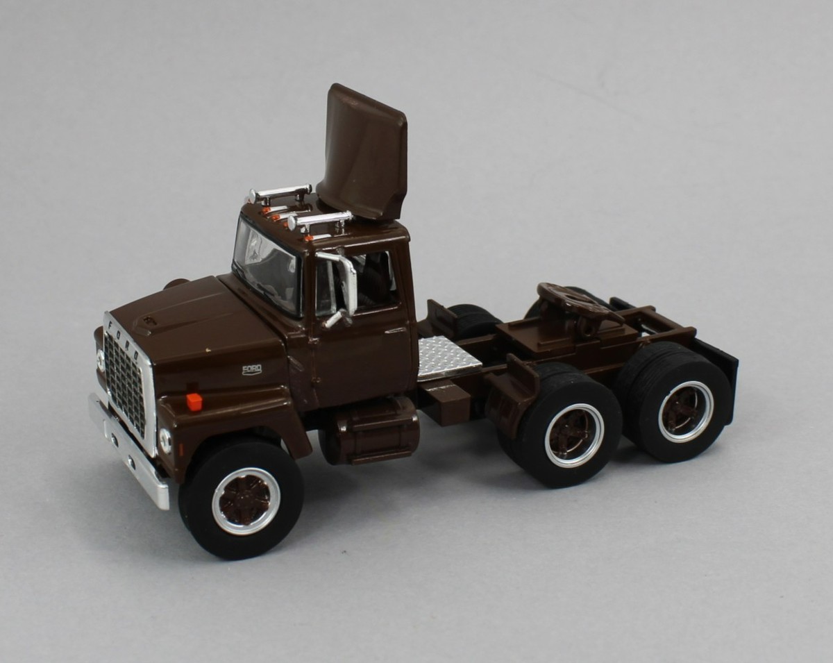 TOP SHELF REPLICAS 1:64 *BROWN* Ford L9000 Day Cab Semi Truck *NIB