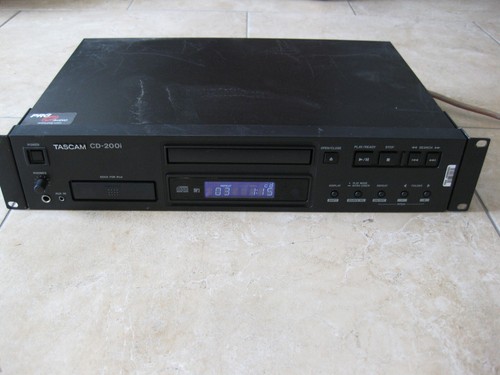 TASCAM CD-200i Professional CD Player 30 Pin iPod Dock - Afbeelding 1 van 8