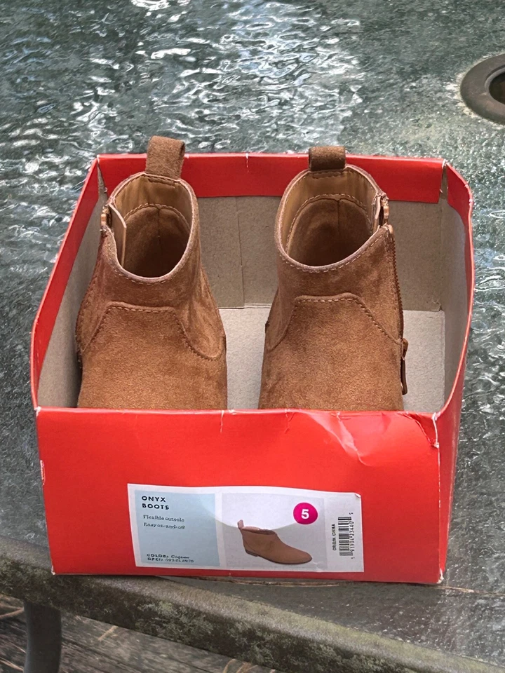 Botas de gamuza tostadas Cat And Jack para niña pequeña con cremallera talla 5 Foto 3 de 4