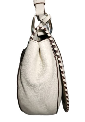 BOLSO BANDOLERA BRIGHTON GISELLA BLANCO COLECCIÓN FERRARA CON SOLAPA DELANTERA PRECIO DE VENTA SUGERIDO POR EL FABRICANTE $380 - Imagen 13 de 20