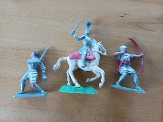 3 x VINTAGE 1960s CRESCENT TOYS MEDIEVAL KNIGHTS IN ARMOUR