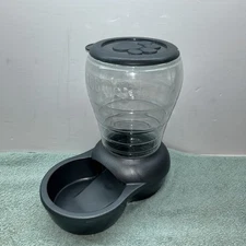 Pet smart  Replenish Pet Gravity 2 Lb Feeder