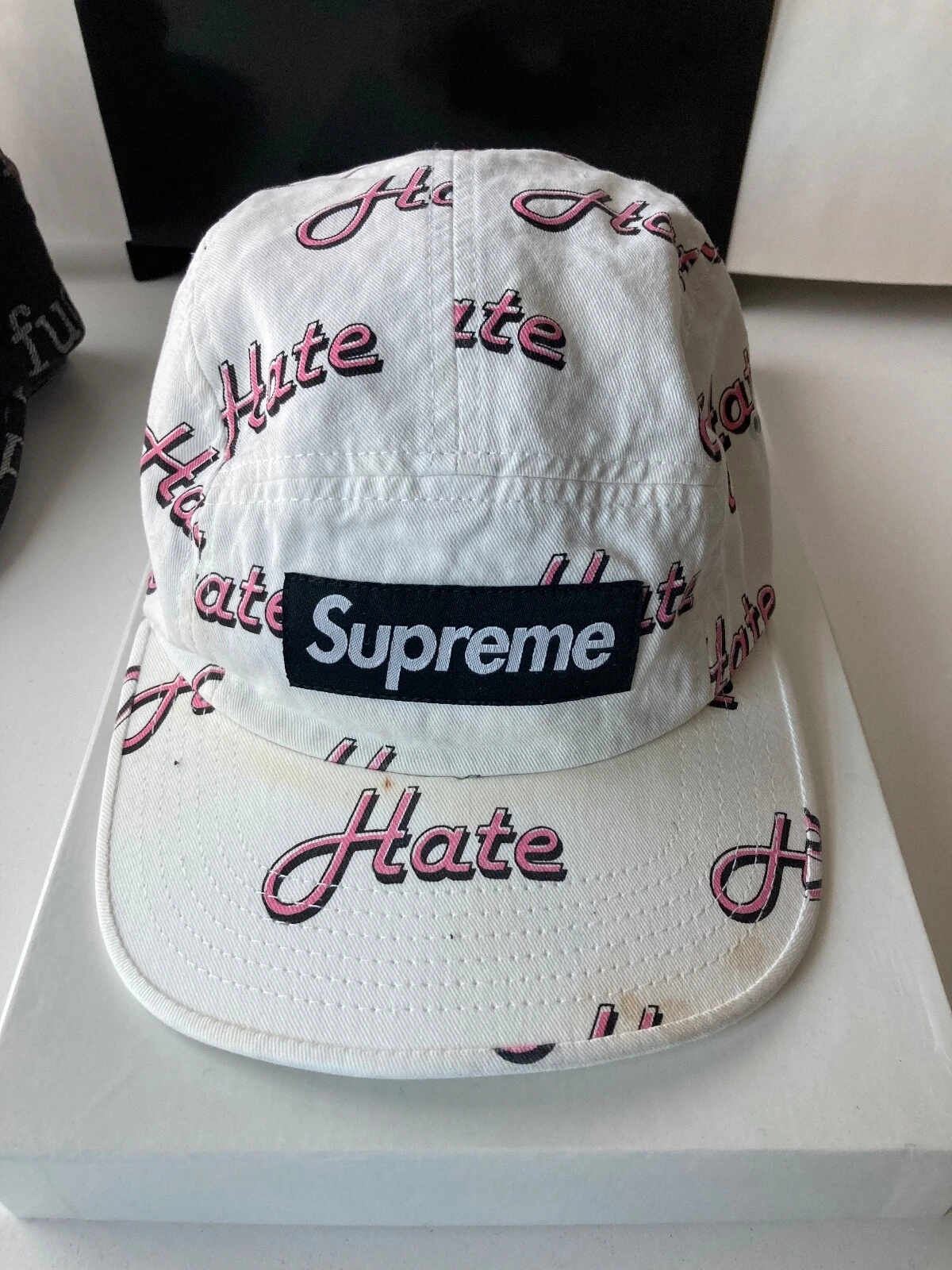 Casquette Supreme Camp 5 panneaux blanc rose HATE FW 2013 MADE IN USA boîte noire logo très bon état
