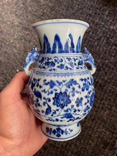 A BEAUTIFUL SMALL ANTIQUE 18THC CHINESE PORCELAIN HU VASE
