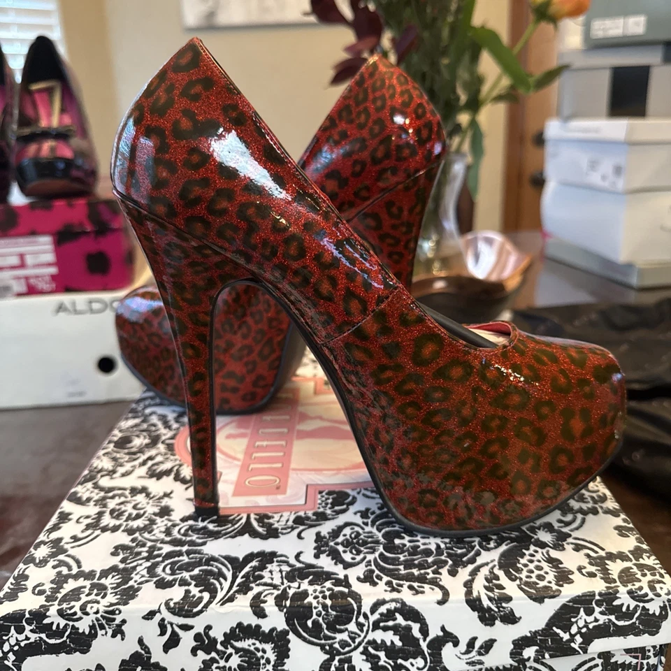 Zapatos de tacón Bordello de 5,75", plataforma de charol guepardo rojo brillante, talla 7 Foto 4 de 4