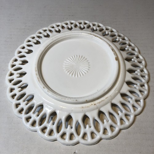 Vtg MILK-GLASS PLATE WITH DECORATIVE WICKER EDGING Antique BWN - Picture 2 of 4
