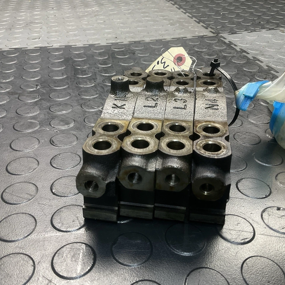 Оригинальные колпаки главных подшипников коленчатого вала двигателя для Lexus GS350 3,5 л 2007-2011 годов выпуска с болтами - Изображение 3 из 4