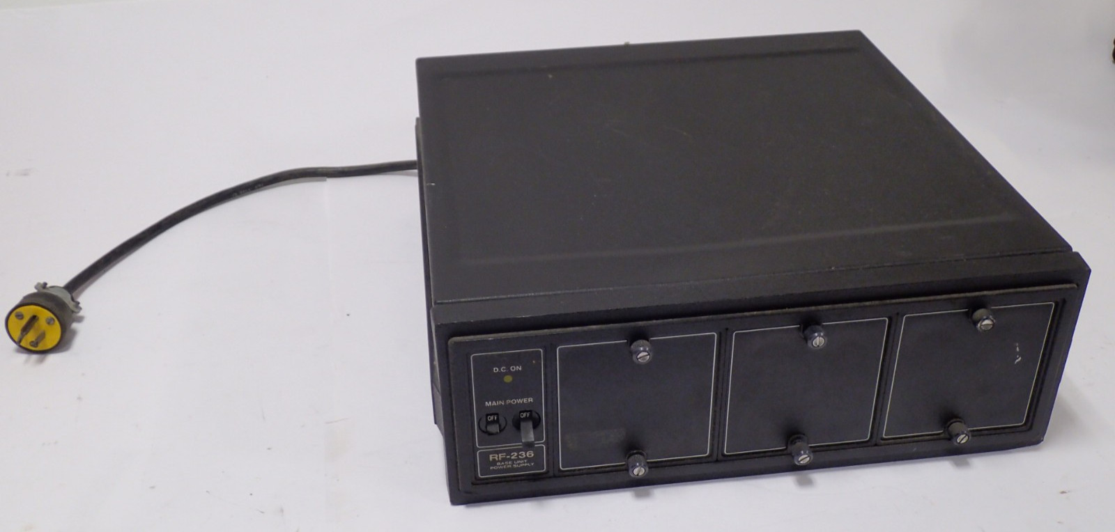 HARRIS RF-236 BASE UNIT POWER SUPPLY 3 SLOT In 115/230Vac 57-65Hz NO POWER/PARTS