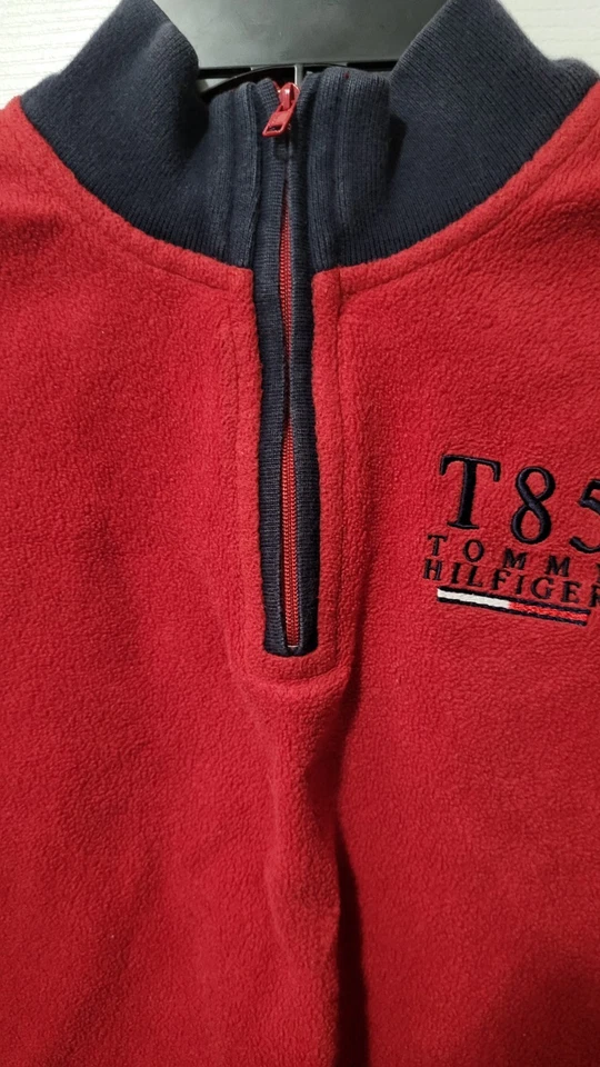 Sudadera con capucha de forro polar roja Tommy Hilfiger para jóvenes talla mediana T85  Foto 3 de 4