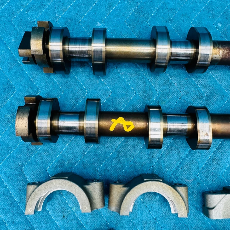 Árboles de levas de admisión lateral derecho BMW 650ix 4,4 L N63 con tapas de cojinetes y pernos OEM Foto 3 de 4