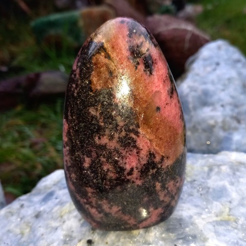 Landschaft Rhodonit Skulptur Handschmeichler Begeisterung Rhodonite 0,57Kg Zen