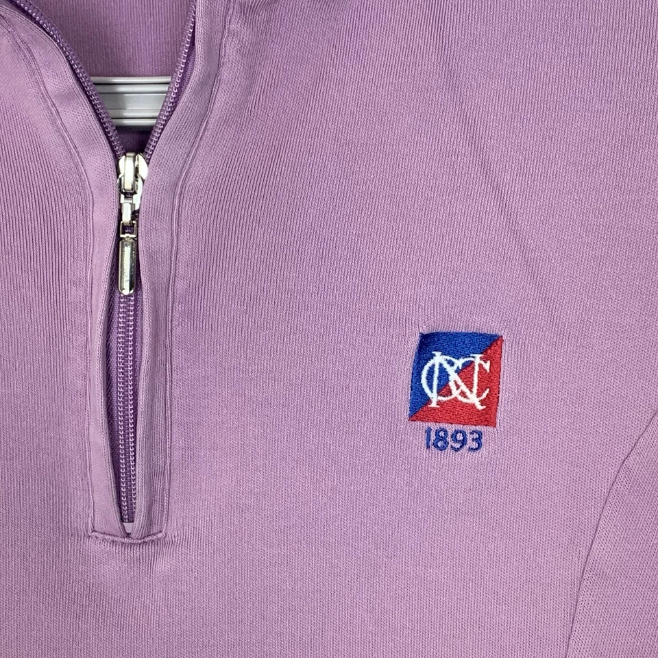 Suéter Fairway & Greene Para Mujer Pequeño 1/4 Cremallera Lavanda Newport County Club Logo Foto 2 de 4