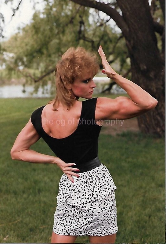 THE GIRL NEXT DOOR IS RIPPED 80's 90's FOUND PHOTO Color MUSCLE GIRL EN 17 20 O