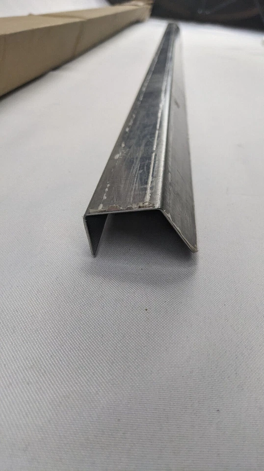 Putco 51623p Stainless Steel Rear Tailgate Cap for 1981 - 1987 Isuzu Mini Truck Foto 2 de 4