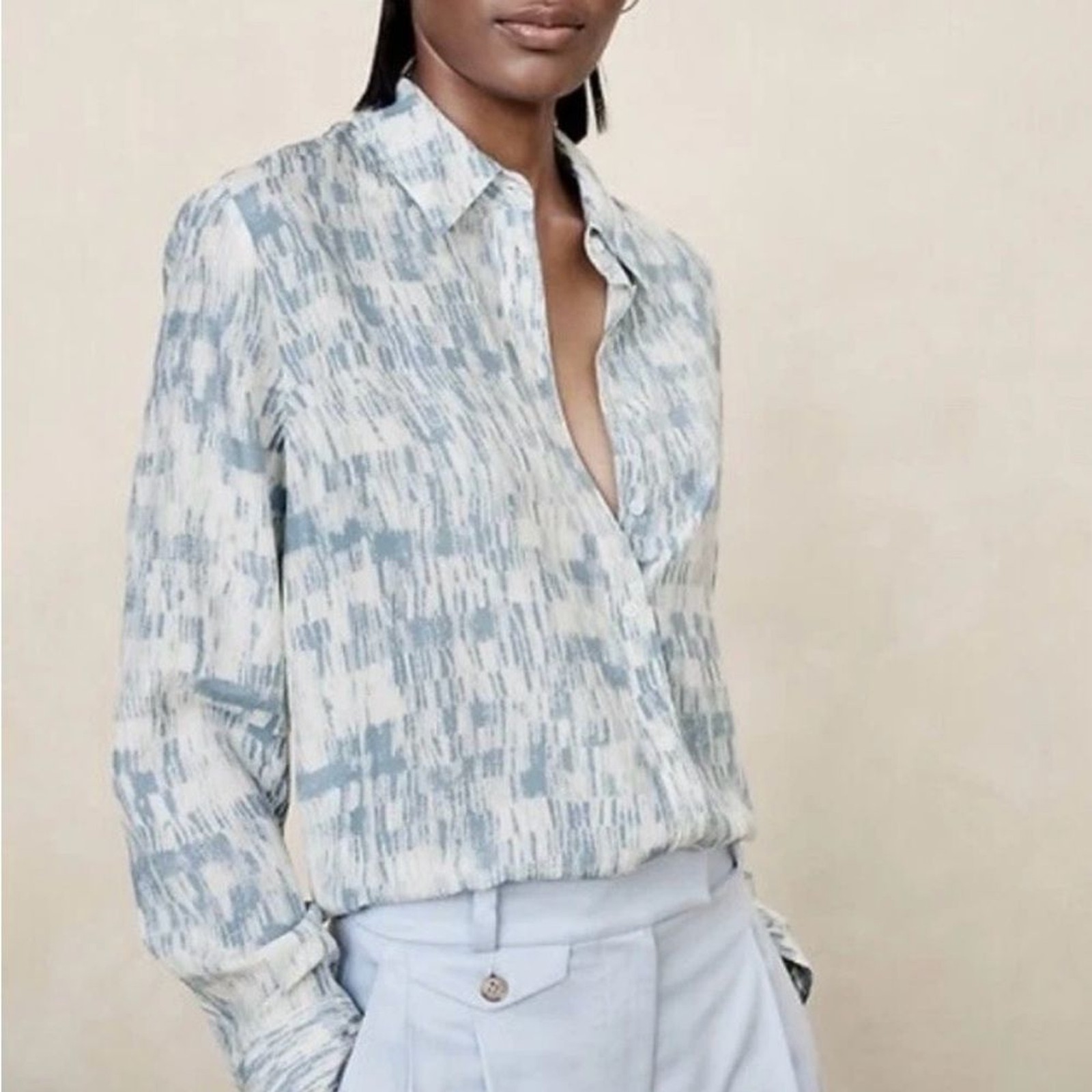 Banana Republic The Everyday Mulberry Silk Shirt M Blouse Button Up Blue Print