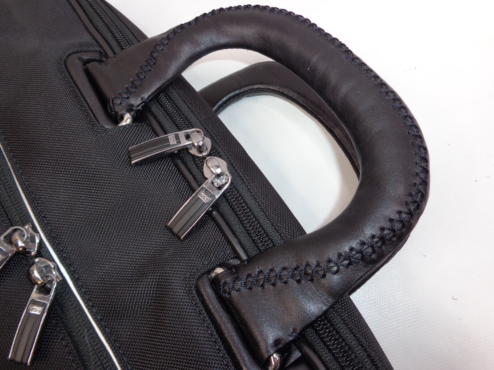 TUMI ARRIVE SLIM BRIEFCASE MESSENGER COMPUTER BAG LEA… Gem