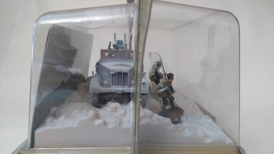 SD KFZ 7/1 Anti- Aircraft Gun and 3 German Infantry figures 1:50, CORGI - Image 3 of 4