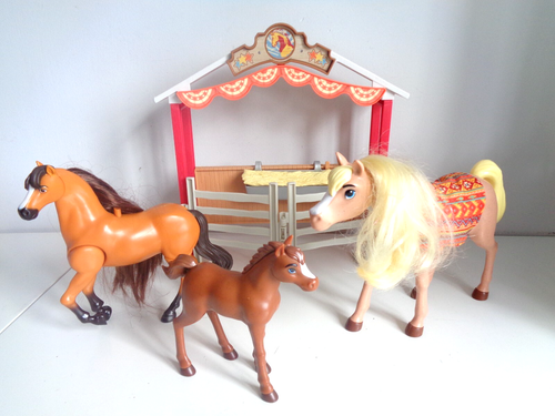 Dreamworks Spirit Untamed Bundle Stable Stall + 3 horses Spirit with Sounds