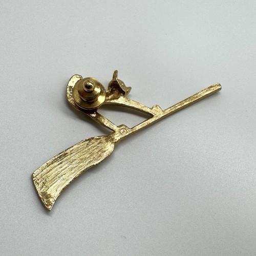 Vintage Cat Kitten Riding Witches Broomstick Halloween Pin Brooch Tac Pin - Picture 4 of 6
