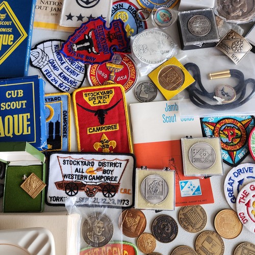 Lotto 130+ monete vintage Boy Scouts Of America toppe fazzoletti da collo fibbie vassoio cenere - Foto 10 di 24