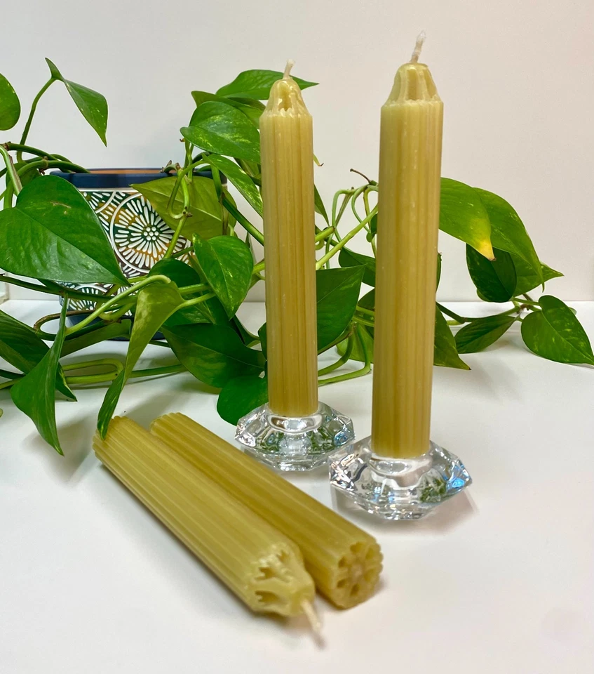 Velas cónicas acanaladas huecas 100 % cera de abejas de 6" - Juego de 2 en colores surtidos Foto 4 de 4