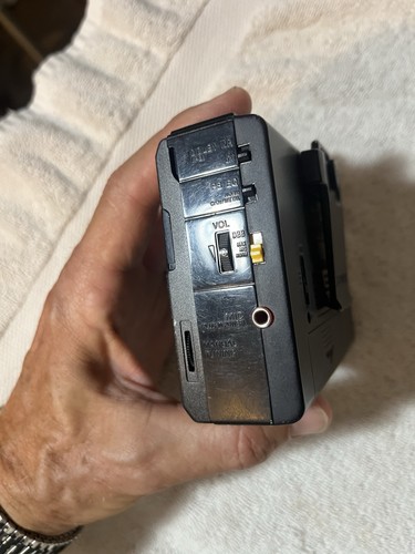 De colección Sony Walkman FM/AM MEGA BASS AF67 BF67 luces funciona pero no probado - Imagen 4 de 12