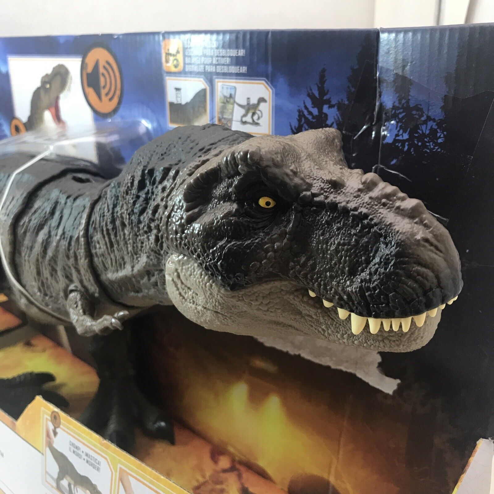 JURASSIC WORLD THRASH 'N DEVOUR TYRANNOSAURUS REX Figure