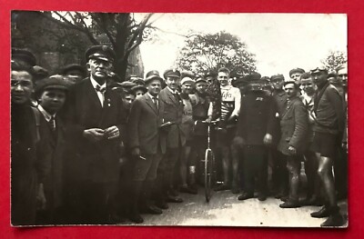 Privat Radsport Foto AK um 1925 Sieger mit Ehrenkranz Mifa Fahrer Dresden( 87479